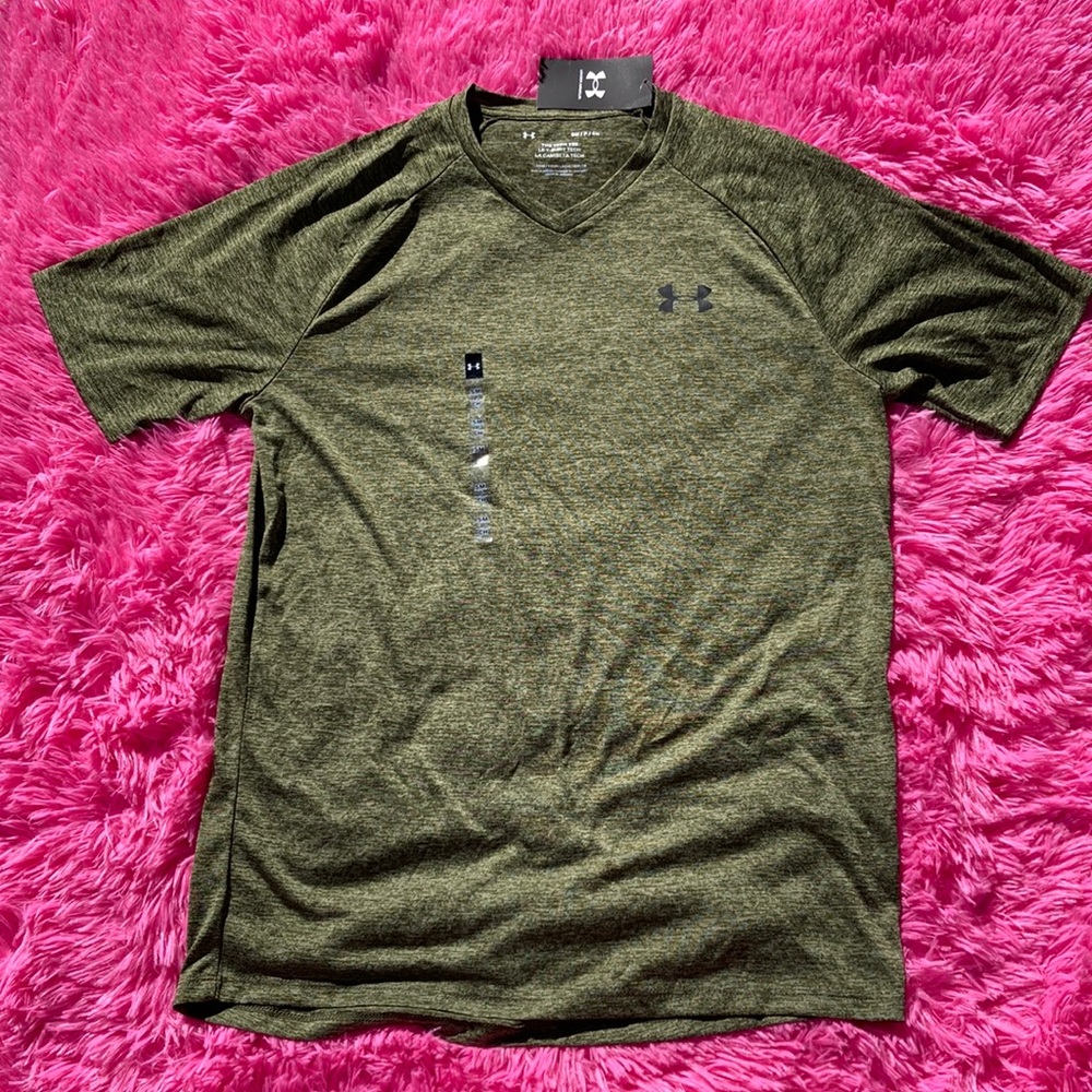 Under Armour loose fit variegated greens athletic v-neck T-shirt size SM NWT
